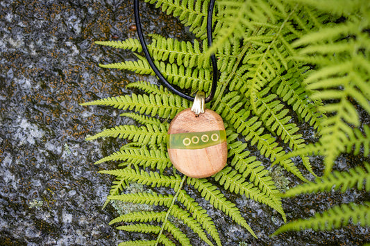 Anhänger Schmuckanhänger Holzschmuck  Harzschmuck Anhänger aus Kirschholz