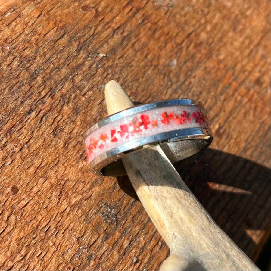 Edelstahl-Ring mit weißem Harz und roten Blumen (Art. 358)
