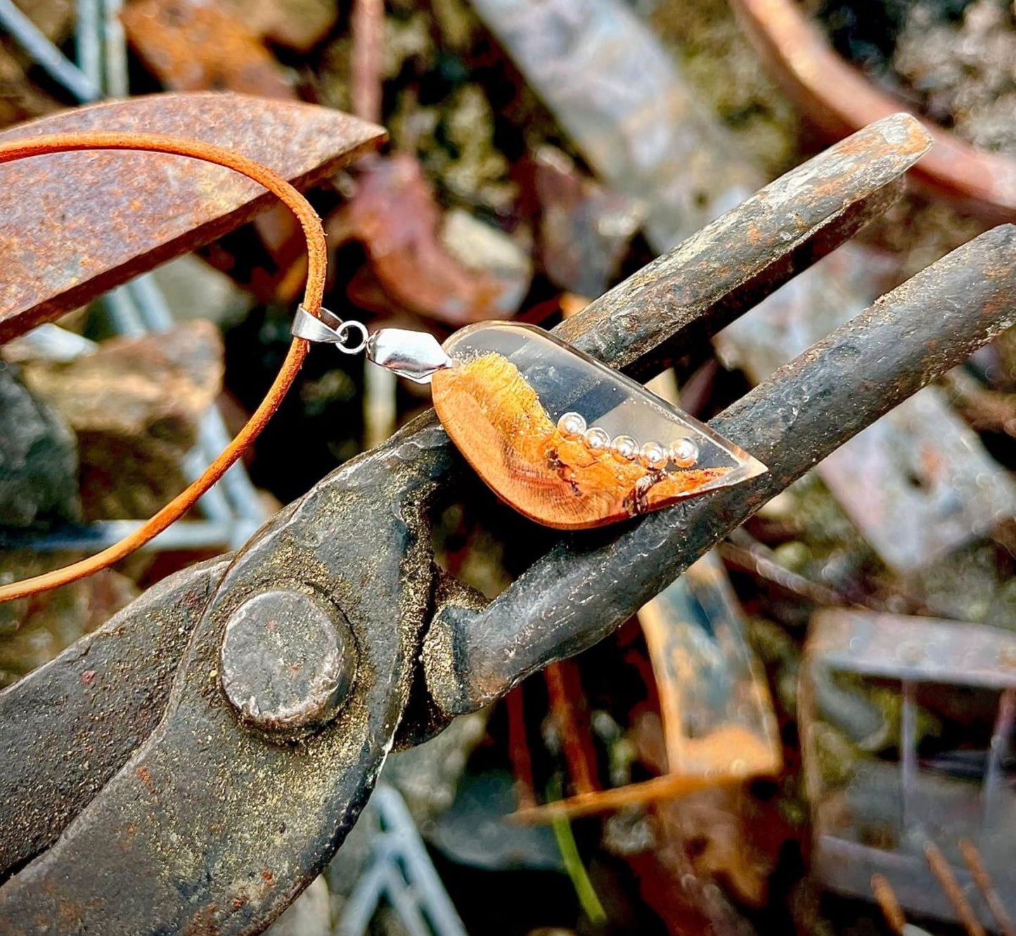 Holzschmuckanhänger Tropfen aus Kirschwurzelholz (Art. 314)