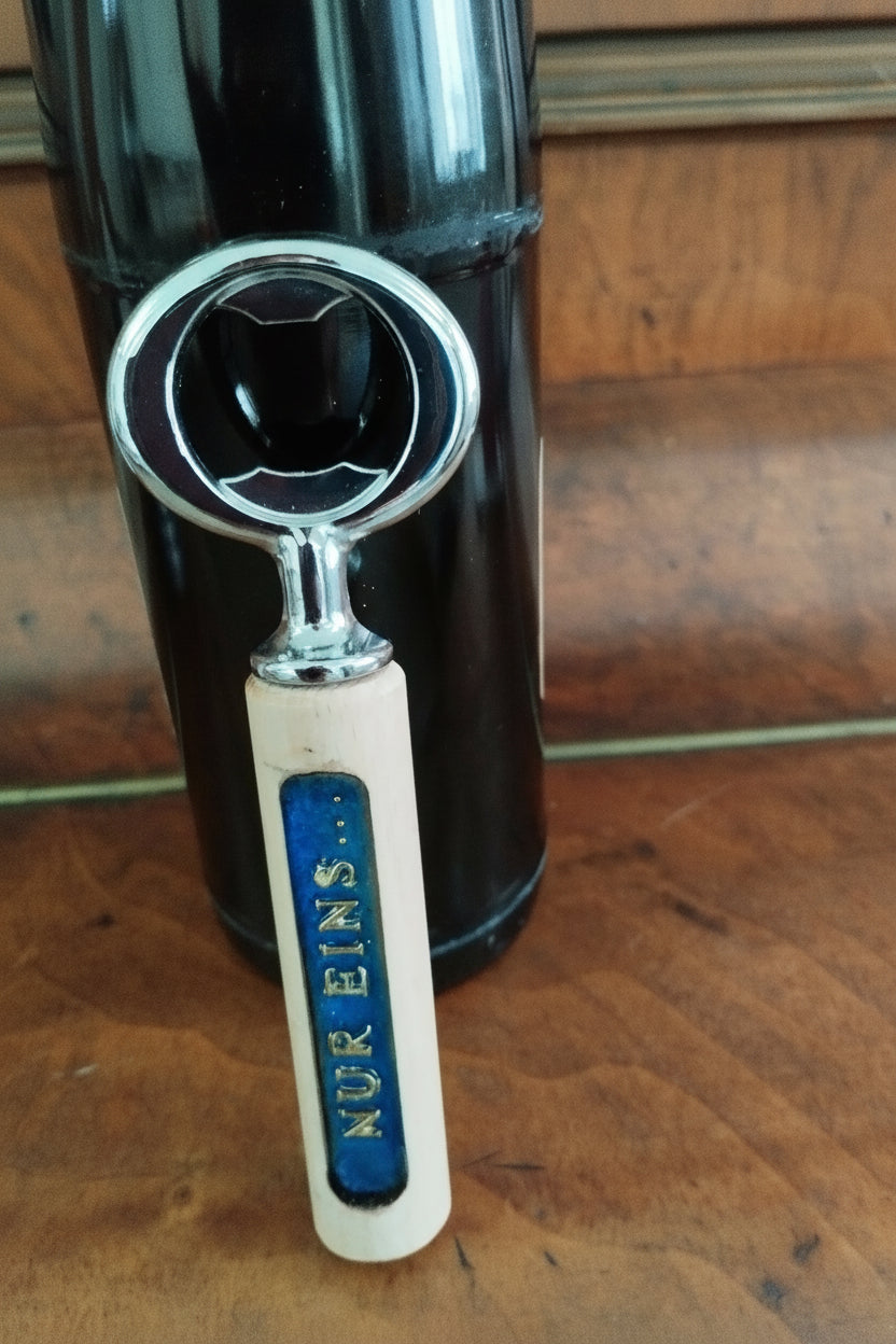 Flaschenöffner Holz Magnet, Kapselheber magnetisch, Bieröffner Handarbeit, Kühlschrankmagnet Holz, Flaschenöffner mit Harz, Epoxidharz Inlay, handgelegte Buchstaben, Bier Geschenk Männer, personalisiertes Holzgeschenk, Grillzubehör Holz, Vatertagsgeschenk Holz, Unikat Flaschenöffner Österreich.