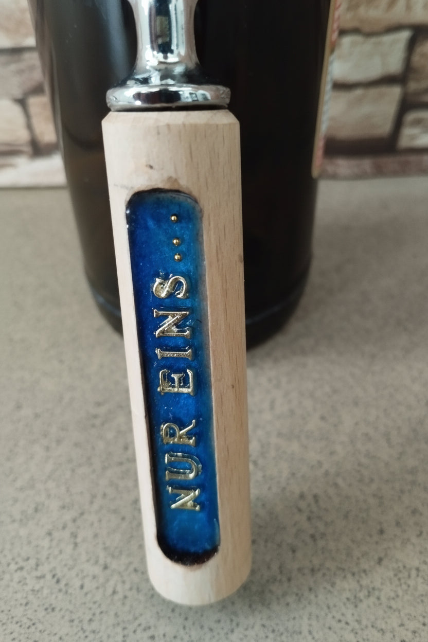 Flaschenöffner Holz Magnet, Kapselheber magnetisch, Bieröffner Handarbeit, Kühlschrankmagnet Holz, Flaschenöffner mit Harz, Epoxidharz Inlay, handgelegte Buchstaben, Bier Geschenk Männer, personalisiertes Holzgeschenk, Grillzubehör Holz, Vatertagsgeschenk Holz, Unikat Flaschenöffner Österreich.