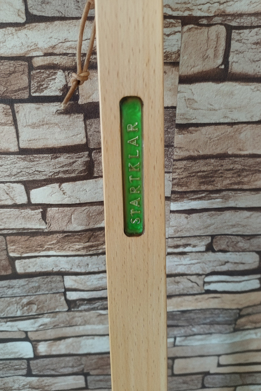 Schuhlöffel Holz handgefertigt, Schuhanzieher exklusiv, Holzschuhlöffel mit Namen, Geschenkidee Schuhlöffel, Schuhanzieher Harz Inlay, Bienenwachs Holzpflege, handgelegte Buchstaben Harz, hochwertiges Schuhzubehör Holz, Holzpoint Design
